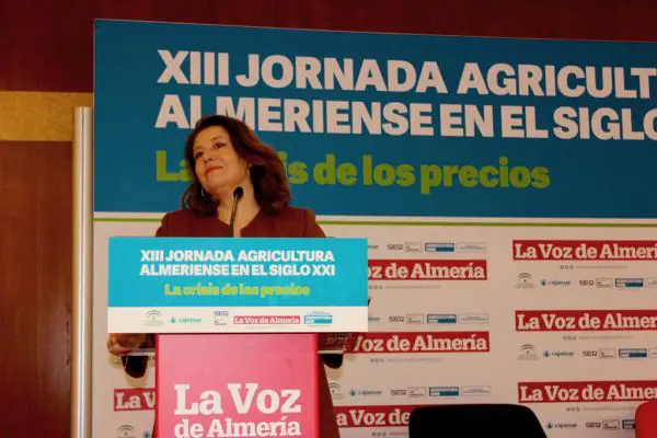 La consejera resalta el apoyo del Gobierno a los jóvenes agricultores de Almería, que han solicitado ayudas por 13,5 millones de euros.