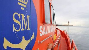 Salvamento maritimo rescata en Adra enbarcacion