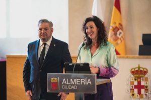 Almeria La alcaldesa entrega las coronas y credenciales Reyes Magos4