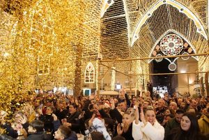 Almeria llenan la Plaza de la Catedral para desear con los ‘Tomates de la Suerte’ un 2025 3