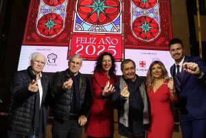 Almeria llenan la Plaza de la Catedral para desear con los ‘Tomates de la Suerte’ un 2025 6