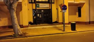 Ciudad Jardin sin techo durmiendo en la puerta del Centro de Saludd