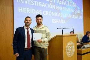Colegio de Enfermería Almería Miguel Company entrega el premio a Daniel Bertini