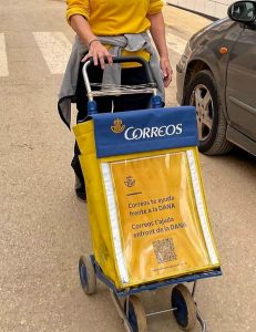 Dana Cartero con carrito con cartel