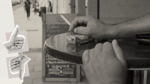 Fumando en una terraza
