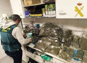 Guardia Civil desenmascara un establecimiento de distribución de droga en Mojácar