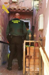 Guardia Civil detiene a 3 personas en Gádor y les incautan armas y drogas