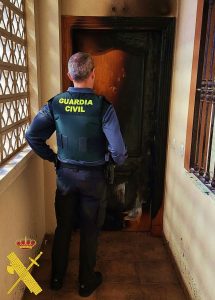 Guardia Civil vecino provoca incendio en vivienda de ancianos en Roquetas de Mar