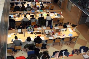 UAL ESTUDIANTES EN BIBLIOTECA