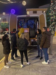 Vecinos de Cantoria entregan en Catarroja un furgón cargado2