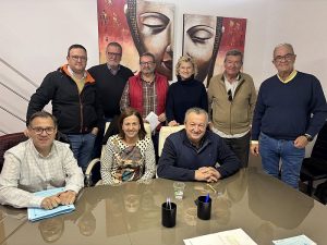 Alcalde de Pulpí y familia Peregrín durante la firma del acuerdo