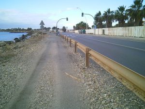 Almeria camino sin asfaltar pese a su transito en bici y caminantes