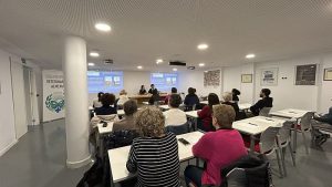 Charla para cuidadoras y gestoras de colonias felinas Asistentes a la charla en sede colegial