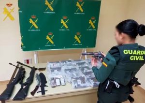 Guardia Civil de Almería incauta armas y droga a un detenido en Huércal Overa