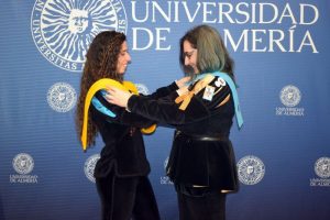 Beatriz Serrano, presidenta de la Tuna Femenina de la UAL, e Irene García, de la Tuna Femenina de Medicina de Valencia, intercambian sus bandas en un acto celebrado este pasado viernes en el campus almeriense.