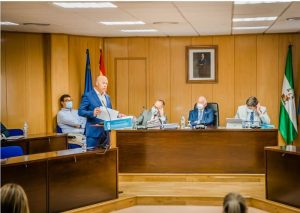 Pleno del Ayuntamiento de Roqoquetas de Mar interviniendo el concejal del PP Antonio López Mejías