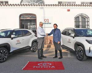 Primaflor Eduardo Córdoba, director general de Primaflor y Leopoldo Tortosa, responsable B2B de Toyota en la entrega de los  nuevos vehículos