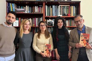De izquierda a derecha, Germán Asensio, Ángeles Jordán, Verónica Membrive, Madalina Armie y José Francisco Sánchez, miembros del grupo de investigación ‘Lindisfarne’, que ha reeditado el libro ‘Tormenta en España’, de Mairin Mitchell.