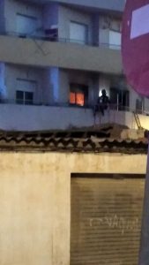 Un pirómano prende fuego a su vivienda en Roquetas de Marrr