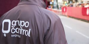 Un vigilante de Grupo Control en la carrera oficial de la Semana Santa de Almeriìa