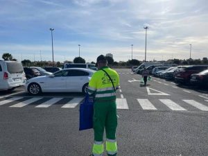 Uno de los trabajadores de la Asociación Murgi, realizando labores de asistencia al aparcamiento