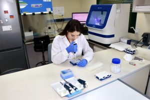 Imagen de una mujer científica investigando en la Universidad de Almería.