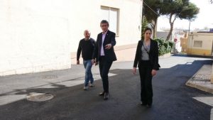 Adra Manuel Cortés visita el fin de los trabajos de asfaltado en el en
