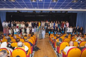 Alcalde y equipo de gobierno junto a los jóvenes homenajeados (1)