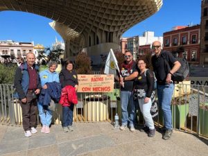 Belén Pérez con miembros de IU Roquetas en una manifestación en Sevilla