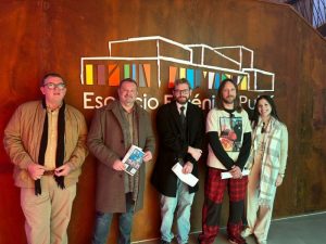 Concejales del Ayuntamiento de Pulpí con autores de la exposición