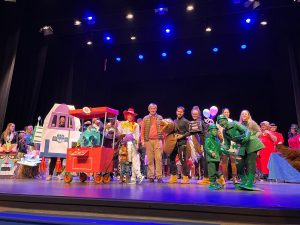 El Gran Desfile de Carnaval de Adra llena de vecinos, vecinas y visitant... (2)