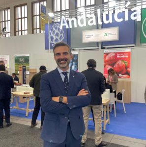 El consejero de Agricultura en Fruit Logística Ramón Fernández-Pacheco