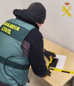 Guardia Civil detiene en Adra a dos individuos 2