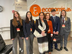 IES Nicolás Salmerón subcampeón de España de debate económico Alumnos y profesora del I.E.S Nicolás Salmeró y Alonso con la Decana Ana Mª Moreno Artés