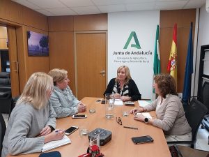 La viceconsejera de Agricultura con la asociación de mujeres andaluzas del sector pesquero