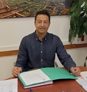 Miguel-Zapata-Lopez-firmando-su-nombramiento-como-nuevo-director-gerente-del-Distrito-Sanitario-Almeria-1