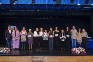 250310 Foto familia reconocidas y alcalde (1)