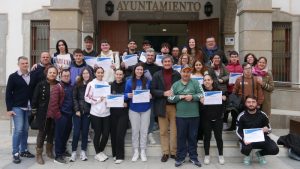 250314 Manuel Cortés hace entrega de los diplomas acreditativos al alumn... (1)