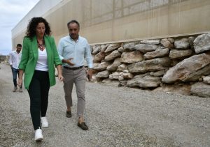 ALCALDESA RECORRIENDO CAMINO RURAL (1)