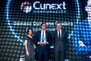 Alicia Martínez y Pablo Sanz, socios responsables del Premio Emprendedor del Año de EY, posan con Dámaso Quintana.