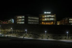 Centro Financiero de Cajamar iluminado (1)