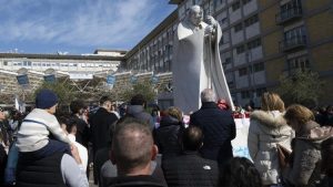 Fieles de todas partes del mundo se reúnen en el Hospital Gemelli para rezar por la salud del Santo Padre.