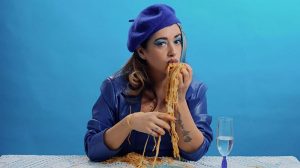 Julia Martín presenta el single “Lo que no hago jamás”