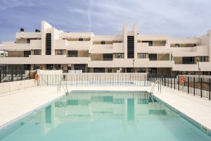 Piscina de adultos de la promoción Eida de AEDAS Homes en Córdoba.