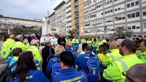 Voluntarios se recogen entorno a la estatua de Juan Pablo II en el hospital Gemelli para rezar por el Papa Francisco. (ANSA)