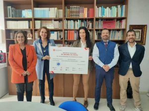 entrega del cheque a Cáritas (1)