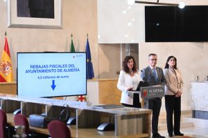 10-4-2025 Alcaldesa rueda prensa bajada impuestos (11) (1)