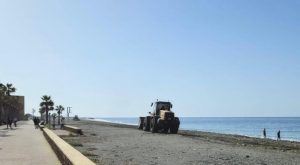 250410 El Ayuntamiento de Adra trabaja en la adecuación de playas de car... (1)