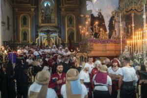 250416 La lluvia impide la procesión de Nuestro Padre Jesús en su Prendi... (2)
