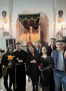 Albox procesión de Los Negros La familia de los jóvenes prometidos posan sonrientes tras la pedida